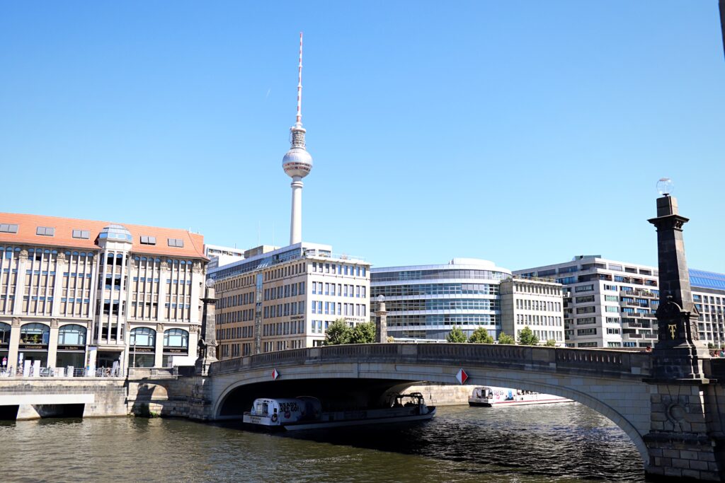 Entruempelung-berlin-mitte-falke-entruempelung-gebaeude-berlin-mitte-mit-fernsehturm-im-hintergrund